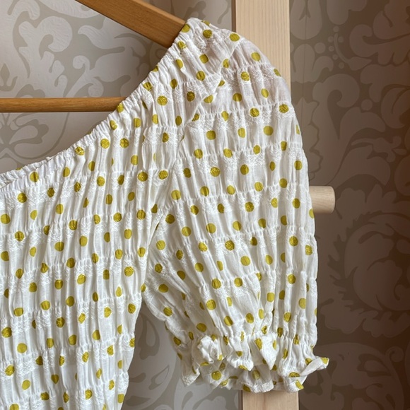 Feminine polkadot ruched crop top. - Picture 4 of 7